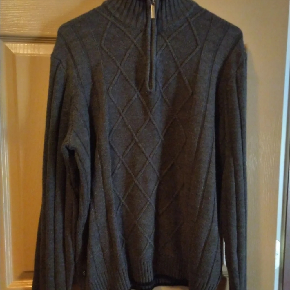 Geoffrey Beene mens gray sweater. Small.